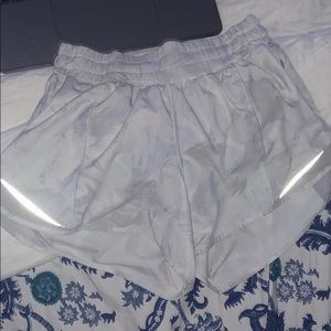 white patterned lulu shorts 4 inseam